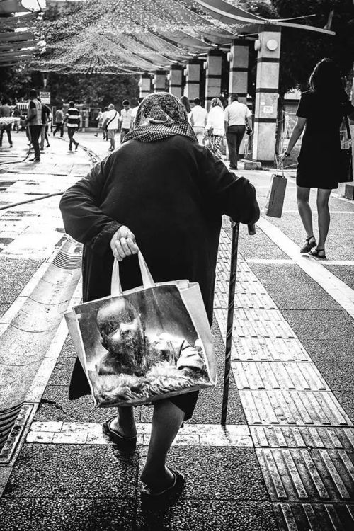 公职人员在景区游玩的背影