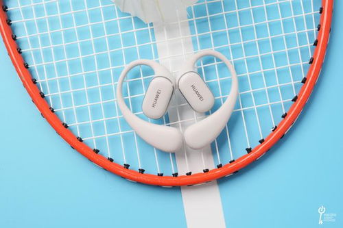 华为FreeArc耳挂耳机佩戴在用户耳朵上的特写