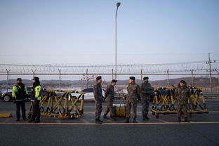 游客在军事设施附近拍照