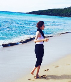 朱媛媛在海边散步的照片