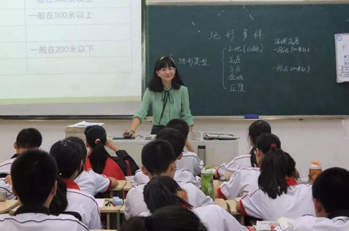 新入职公务员在课堂上认真听讲