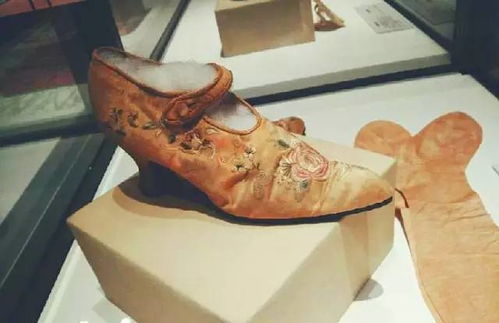 一双老旧布鞋安静摆放在木质衣柜中