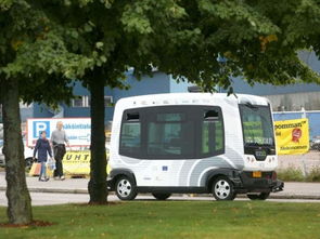 无人驾驶测试车辆在城市街道行驶