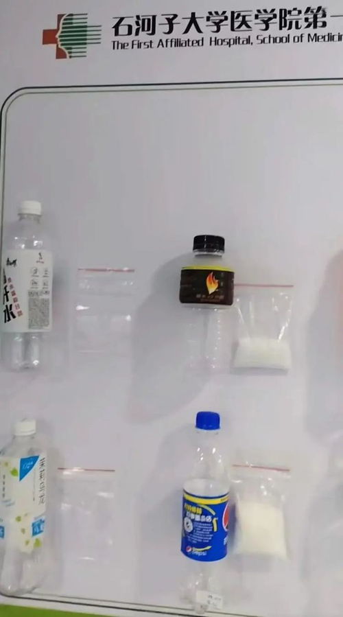 医院内患者床边堆满可乐瓶罐的照片