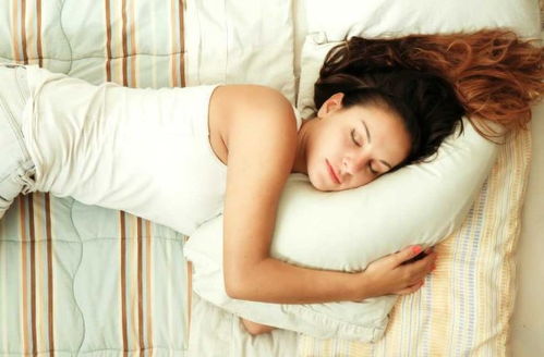 一个年轻人准备上床睡觉的画面