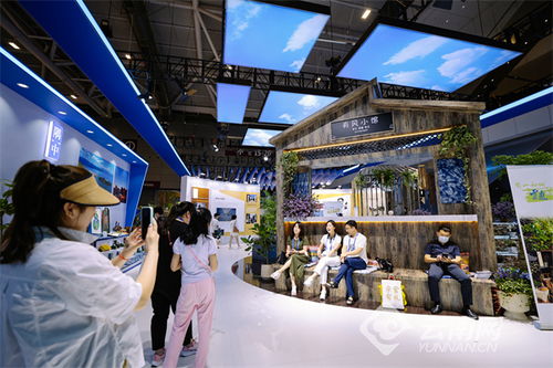 内蒙古展区外国游客体验民族服饰