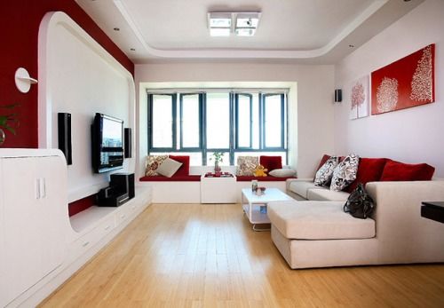 家中客厅摆放着巨大的百吋电视画面震撼