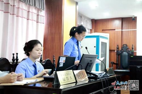 律师钟鹏庭审现场照片