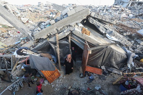 加沙地带民众在废墟中寻找生存物资