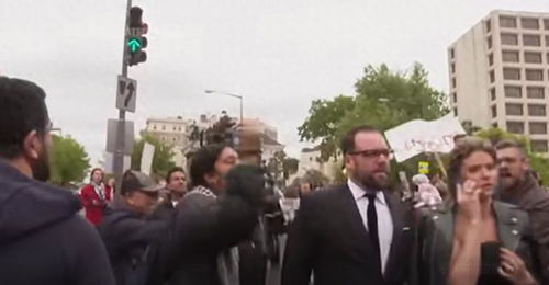 白宫外抗议人群聚集