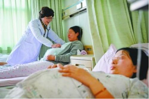 医院产房内一位准妈妈躺在病床上哭泣