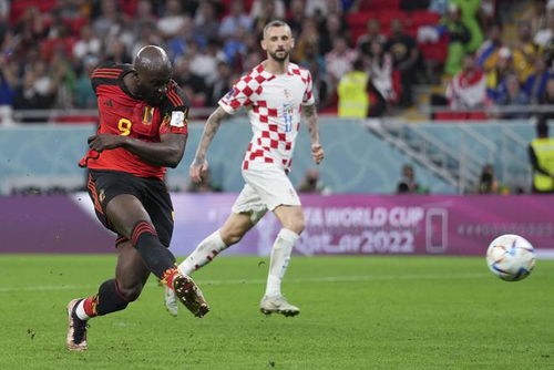 卢卡库在比赛中射门