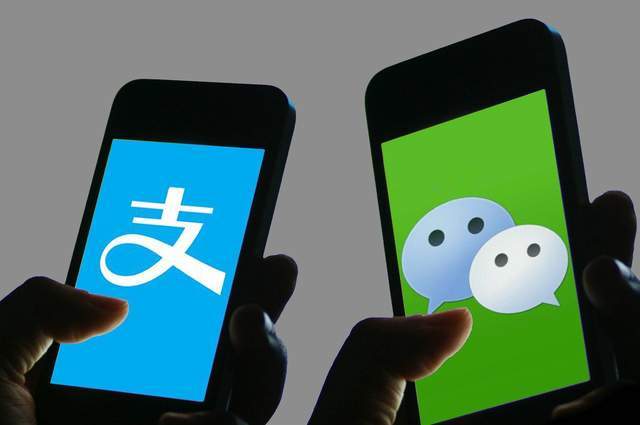 手机屏幕显示钓鱼挑战赛热搜