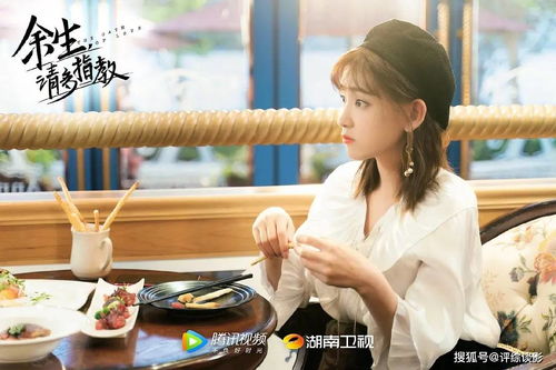 李沐宸在片场认真研读剧本