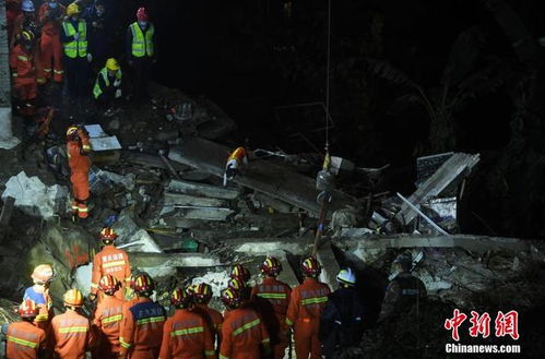 消防员在事故现场展开紧急救援