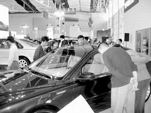 美国汽车经销商门口排队提车的顾客