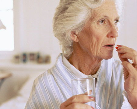 挖鼻孔也能挖出“猪头脸”？大爷满脸变形引热议，医生都看不下去了！