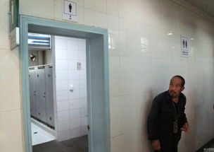 腾讯新闻热搜：母亲倒卧厕所6天无人问津，儿子被逮捕邻居震惊直呼‘孝顺’