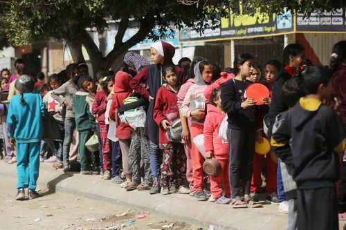加沙儿童领取食物