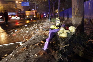 市民自发献花悼念爆炸事件受害者