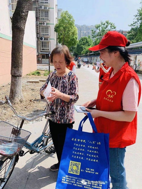 晾衣绳上的衣服和阳光洒落的胡同