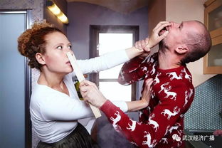 一对中年夫妻站在法庭外神情复杂