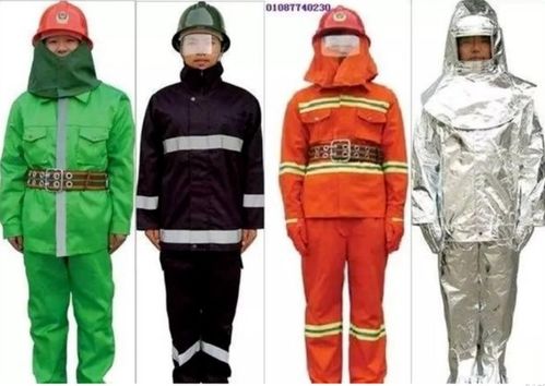 消防员穿着防护服在火场中前行