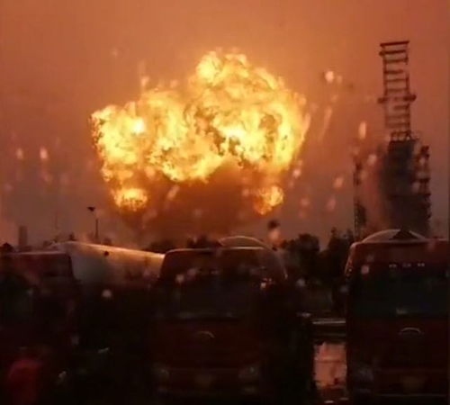 爆炸瞬间火光冲天