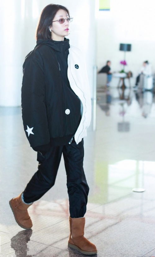 李昀锐身穿北面冲锋衣在山顶眺望