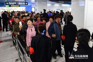 地铁站客服窗口前排队的乘客