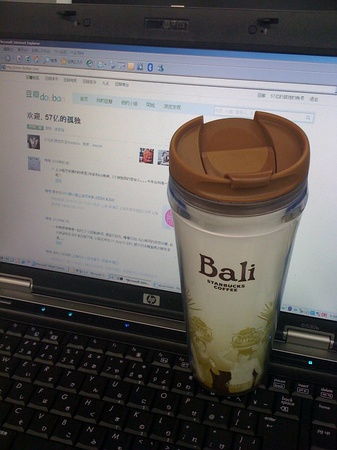 深夜工作的电脑和咖啡杯