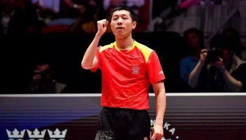 一个人独自在球馆练习乒乓球