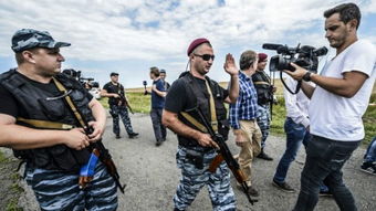 朝鲜检察官和专家调查事故现场