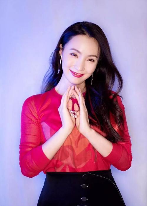 李虹年轻时的照片与微博风格对比图