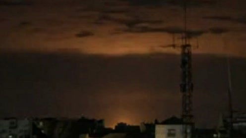 基辅夜空中的爆炸火光