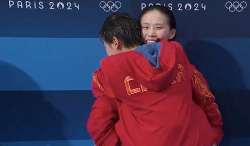 陈芋汐全红婵领奖台庆祝胜利