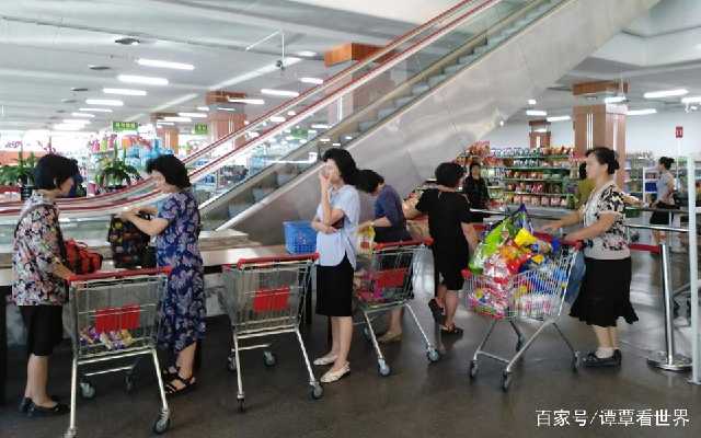 商场家电区顾客络绎不绝