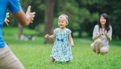 家长牵着孩子走在街道上注意安全
