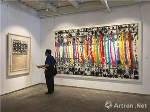 莫里斯在展览现场与观众交流