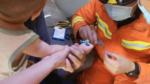 家长手拿塑料针筒玩具表情担忧