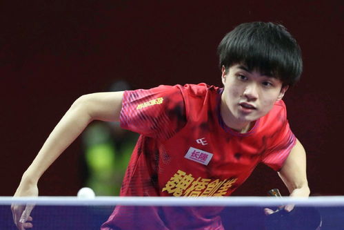 王曼昱在领奖台上微笑