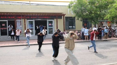 群众参加应急演练活动