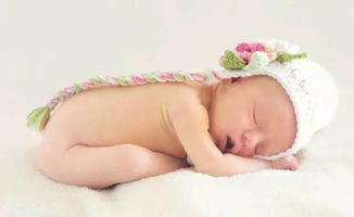 新生儿躺在妈妈怀中睡觉