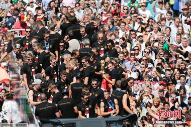 雷霆球迷欢呼庆祝胜利