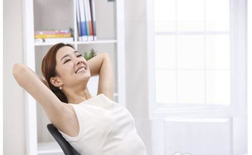 疲惫女性靠在沙发上揉太阳穴