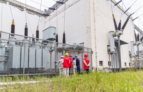 化工厂员工在检查设备安全