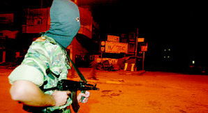 加沙街头运粮马被射杀，背后真相令人愤怒！