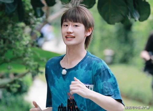 林墨与苏婉在海边相视一笑