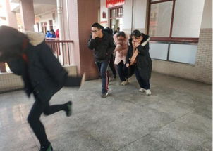 学生被疏散的现场图片