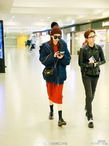断眉在机场轻松行走